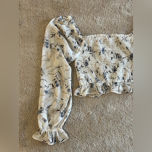 ❌❌SOLD❌❌Ladies off the shoulder blouse - M - Picture 2 of 4